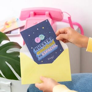 POSTAL CON PEGATINA PUFFY CON RELIEVE - NUESTRA AMISTAD ES ESPACIAL MR WONDERFUL